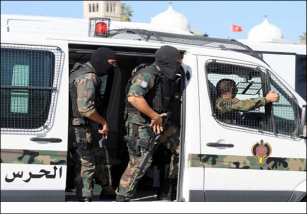 السلطات التونسية تعتقل 12 شخصا بينهم امرأة حاولوا الانضمام لجماعات تكفيرية