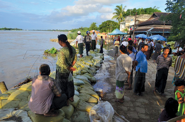 ေညာင္တုန္းၿမိဳ႕တြင္ ျမစ္ေရကို ေစာင့္ၾကည့္ေနရဆဲ