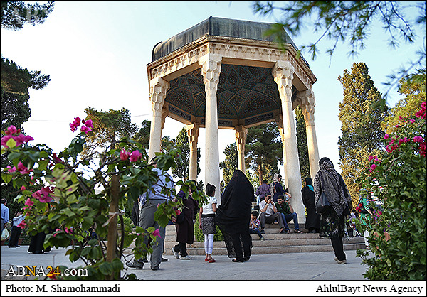 “Visita de los Invitados al Congreso Intl. de Médicos Musulmanes al Mausoleo del Gran Poeta Hafiz en Shiraz”