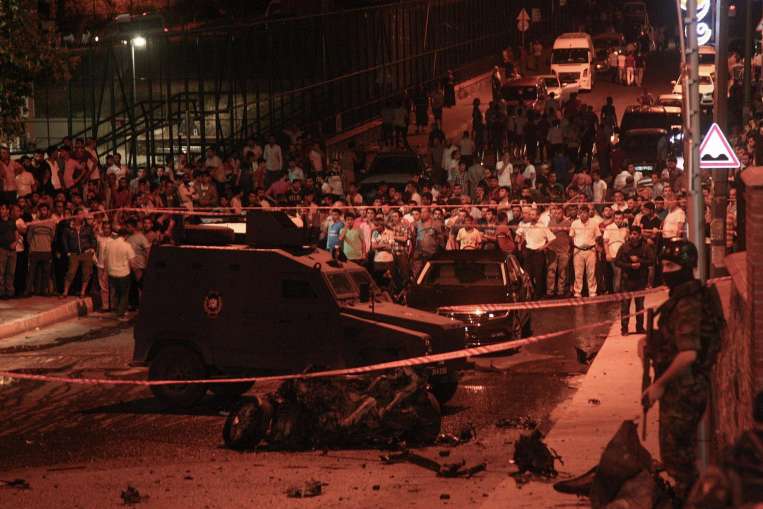 US consulate in Istanbul under attacks, blast at police station kills 3 / Pics