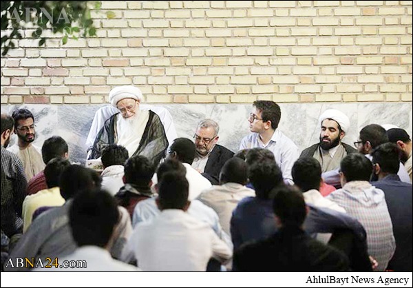 آیت اللہ صافی گلپائگانی کی مسلمان طلبا کو نصیحت
