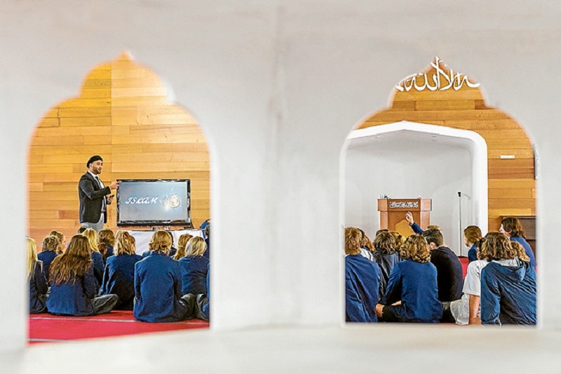 Around 300 Australian students visit mosque in Langwarrin; learn about Islam's mercy
