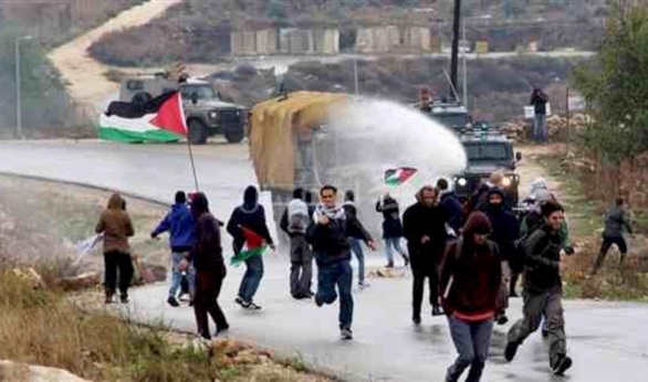إصابة عشرات الفلسطينيين بالاختناق بقمع الاحتلال مسيرة بلعين