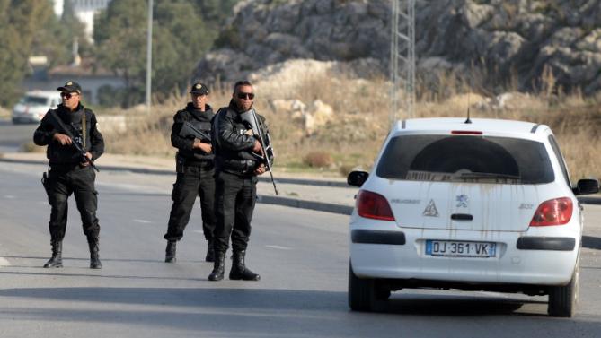 "Asaltantes Desconocidos Abrieron Fuego Contra tres Policías en Túnez, uno de ellos Murió” 
