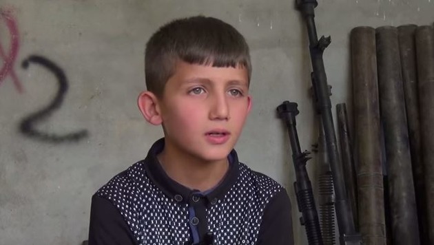 Young Iraqi kid repairs Sniper Rifles for soldiers fighting ISIS / Video