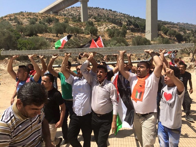 Massive protest in Beit Jala against Israel's construction of wall