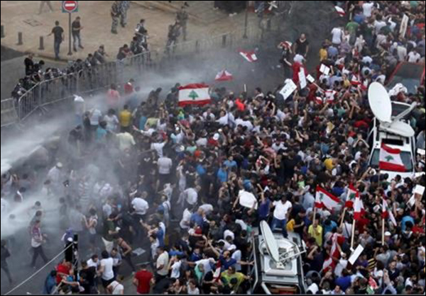 الأمن اللبناني يقوم بفض الاعتصام ومقتل شخص وجرح العشرات في بيروت