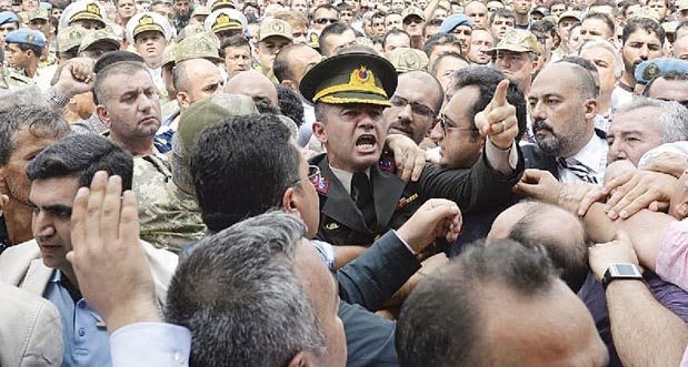 Yarbay Alevi! Yarbay paralel! Siz alçak!