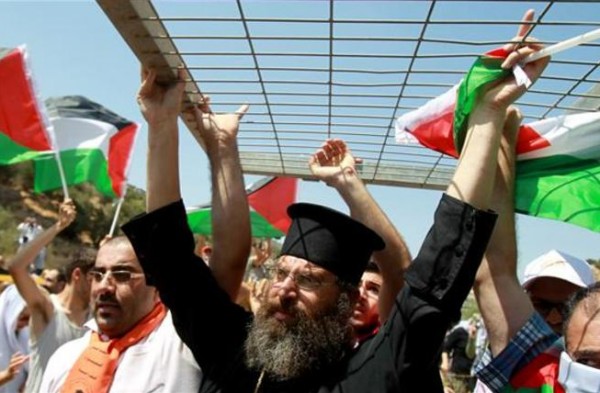 “Centenares de Palestinos Participaron en una Marcha en Contra la Construcción del Muro del Apartheid Sionista en Beit Yala” 