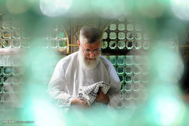 رہبر معظم کی امام رضا (ع) کی ضریح کے پاس کی نایاب تصاویر