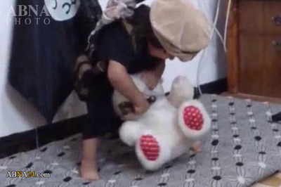 Video: IS-Terroristen lehren die Kinder enthaupten !