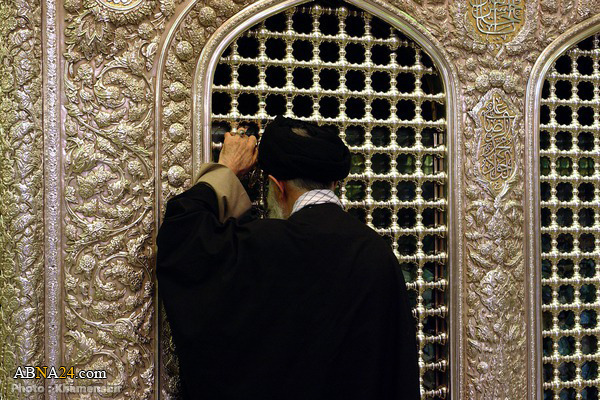 Bilder: Der geehrte Revolutionsführer Ayatollah Khamenie , allein, im Schrein von Imam Reza (a.s)