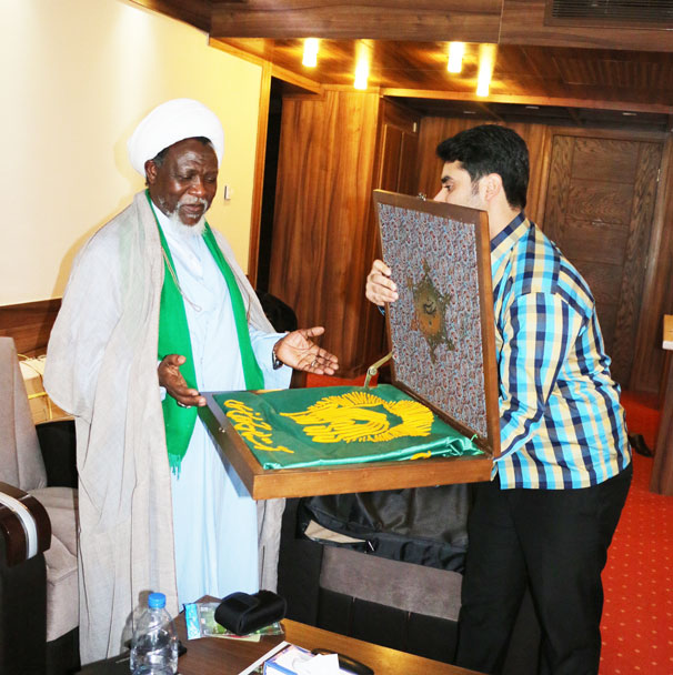 Imam Reza green flag presented to top Nigerian Shia scholar 'Sheikh Zakzaky' / Pics