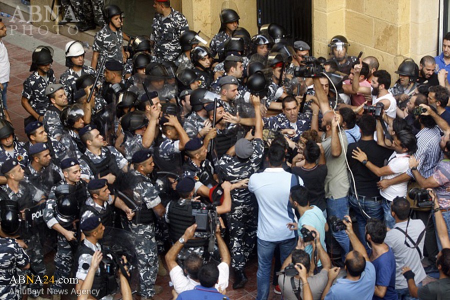 Photos: Lebanese Riot Police Clears Environment Ministry from Protesters