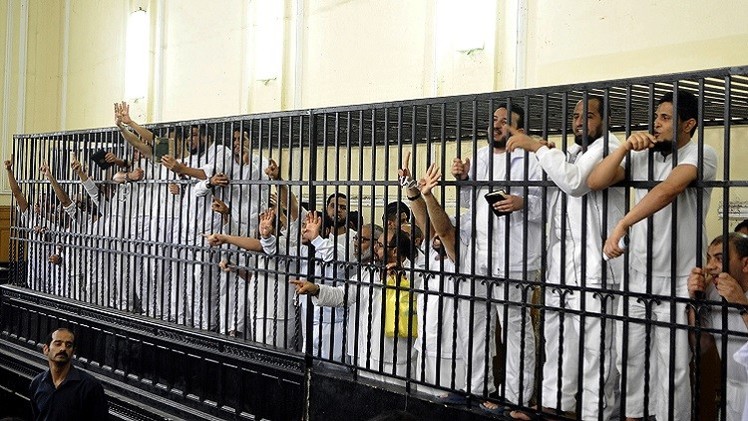 السجن المؤبد لـ 25 من انصار مرسي لادانتهم ب"اعمال عنف"