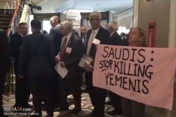 امرأة أمريكية تصرخ وتنادي السعوديين "أوقفوا قتل اليمنيين"+صور