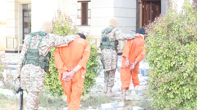 Photos: ISIS Executes 2 Prisoners with Dynamite