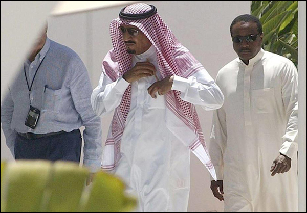 السعودية تواجه ازمة متزايدة في الميزانية بعد انخفاض أسعار النفط الخام