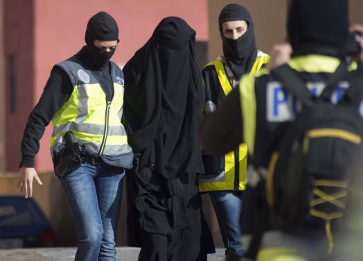 الهند تستلم من الامارات امرأة جندت الشباب لـ"داعش"