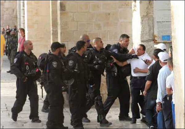 مواجهات مستمرة بين قوة إسرائيلية ومصلين فلسطينيين بعد اقتحام حرم المسجد الأقصى+فيديو