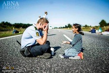 Interessantes Foto: ein dänischer Polizeibeamter spielt mit einem syrischen Flüchtlingskind