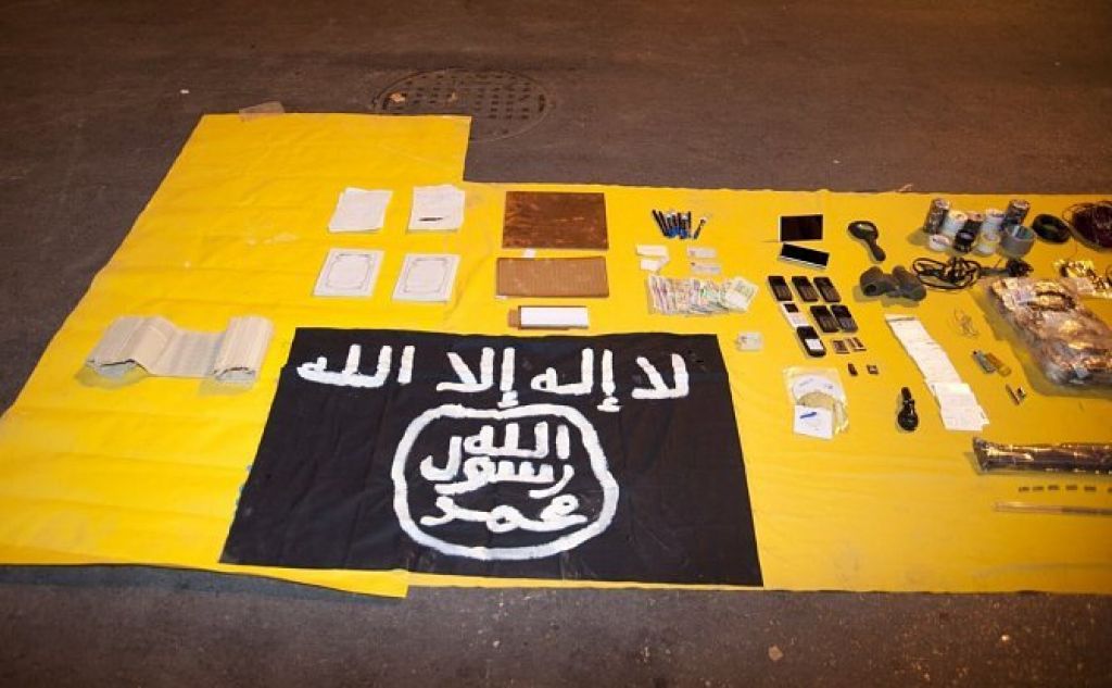 “الداخلية السعودية” تنشر للمرة الأولى صور متهمين بعضوية “داعش” وهما شبه عراة + صور