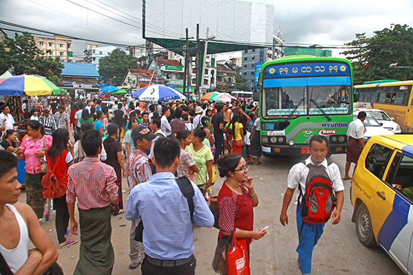 သပိတ္ေမွာက္ဘတ္စ္ကား ပိုမ်ားလာ၍ ခရီးသြားျပည္သူႏွင့္ ေက်ာင္းသားမ်ား ဒုကၡေရာက္