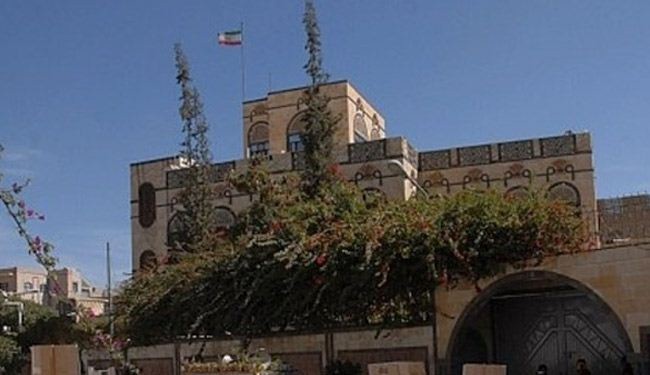 السفارة الايرانية في صنعاء تعمل ودبلوماسييها متواجدون فيها