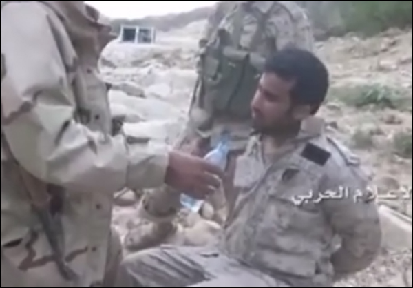 فيديو/ قوات الجيش اليمني تقتحم موقعا عسكريا وتأسر جنديين سعوديين بمنطقة عسير
