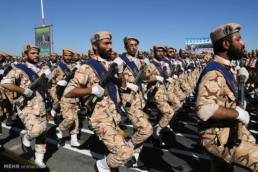 تصویری رپورٹ: یزد میں ہفتہ دفاع کی مناسبت سے فوجی پریڈ