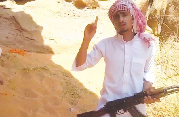 فيديو/ سعودي يعلن ولائه لداعش ويقتل ابن عمه العسكري