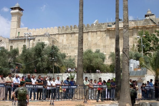  Israel bars Muslims from al-Ibrahimi Mosque