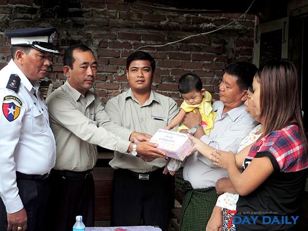 ဓားထုိးခံရ၍ ေသဆံုးခဲ့သည့္ ယာဥ္ထိန္းရဲ၏ ကေလးငယ္အတြက္ ျမန္မာကိုင္ဒုိကုမၸဏီက က်ပ္သိန္း ၂၀ ကူညီ