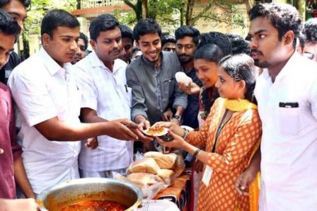 গরুর মাংস খাওয়ার উৎসব ভারতের কলেজে
