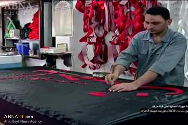 فيديو/ تجهيز راية الحسين ع التي سترفع على قبة المرقد بعد أيام 