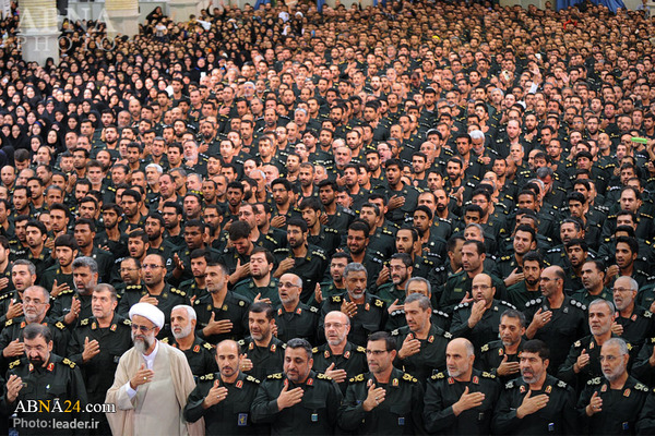 Fotostrecke: Revolutionsführer beim Empfang iranischer Marineoffiziere und ihre Familien