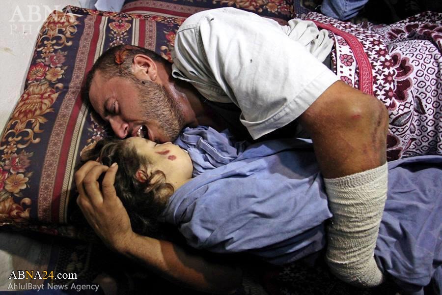 تقرير مصور/ مشهد مؤلم لأب فلسطيني يودع طفلته الشهيدة بغزة