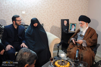 İmam Hamanei Şehit Hemedani'nin Evinde / Foto