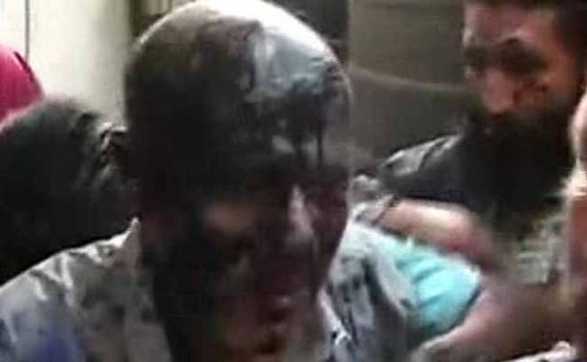 এবার দিল্লিতে মুসলিম এমপির শরীরে কালি মাখাল শিবসেনার সদস্যরা
