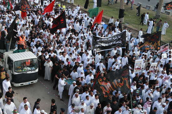 أمواج بشرية تشيّع شهداء سيهات وتطالب بالقصاص