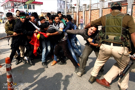 کشمیر میں عزاداروں پر لاٹھی چارج، کئی افراد گرفتار+ تصاویر