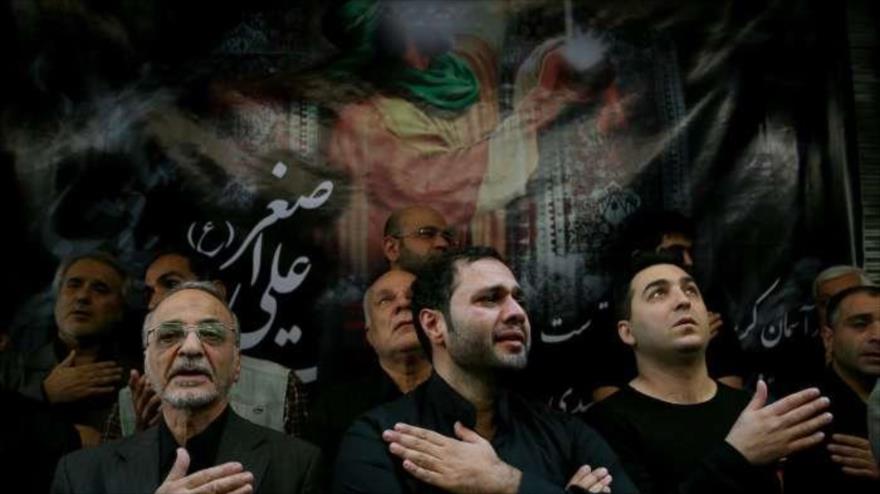 Iraniens de pleurer sur le martyre de l'Imam Hussein (P) dans l'Achoura 
