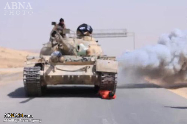 ISIS executes Syrian Army soldier by heavy Tank / GRAPHIC
