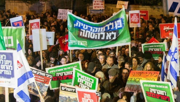 Thousands of Israelis rally against Netanyahu in Tel Aviv