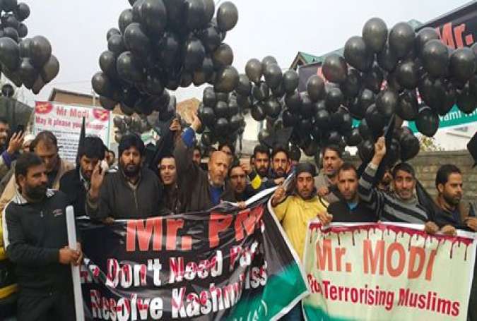 نریندر مودی کی کشمیر آمد پر سیاہ غبارے اڑائے گئے