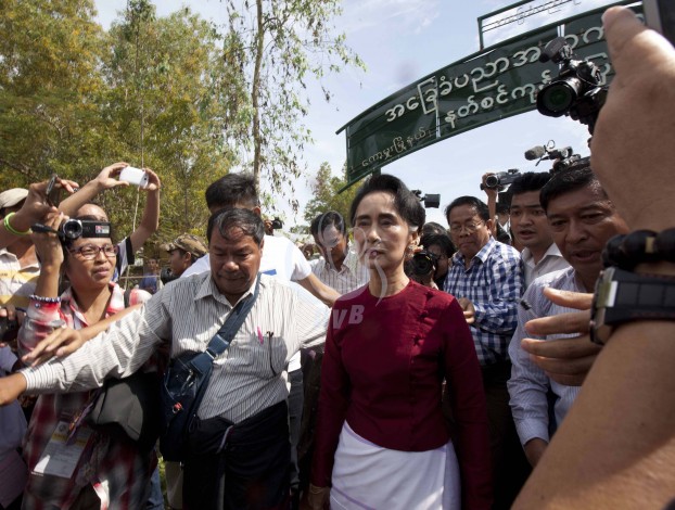ေဒၚေအာင္ဆန္း စုုၾကည္ ေကာ့မႉး ရွိ မဲ႐ုံ မ်ားကုုိ ၾကည့္႐ႈ / ဓာတ္ပုံမ်ား 