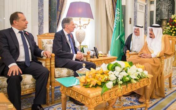 البريطاني المحكوم بالجلد في السعودية عاد الى بلاده بعد ساعات من زيارة هاموند للرياض
