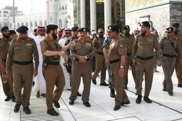 رجال المباحث السعودية ينعتون المعتقلين الشيعة بابناء “المتعة” و”الخنازير”!!