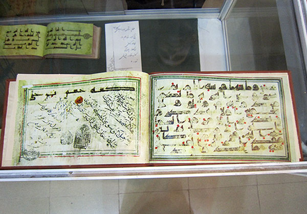 Australian researcher admires manuscripts at Astan Quds Razavi