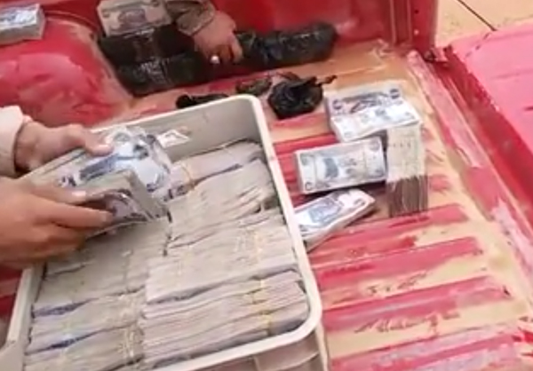 فيديو/ ملايين الدنانير العراقية رواتب لعناصر داعش في قبضة القوات العراقية